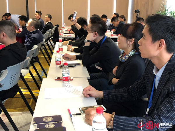 1543386827.jpg 2018闽商领袖高峰论坛福州举行 围绕定位提升竞争力5 副本.jpg