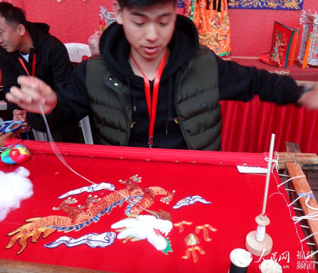 苏吉泰今年23岁，刚学了一年的闽绣