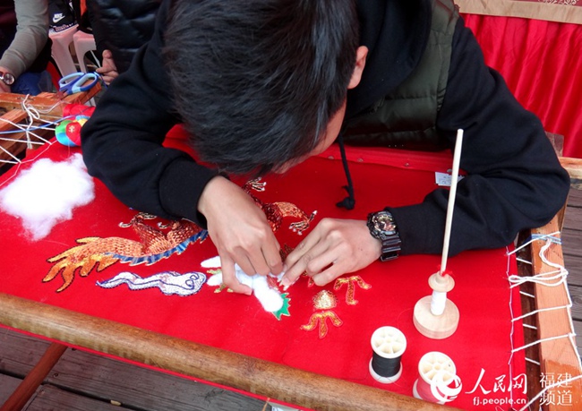 苏吉泰在埋头刺绣