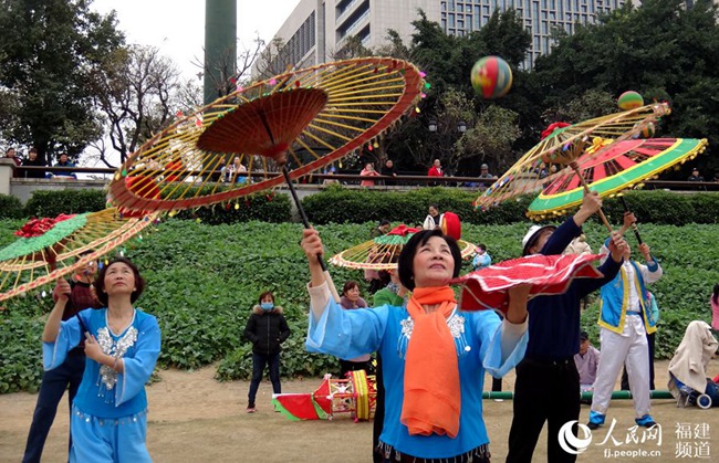 叔叔阿姨们在排练金瓯伞技——缤纷伞技