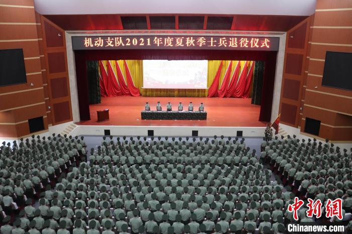 一身戎装，一生荣光：今天，他们向武警部队旗告别